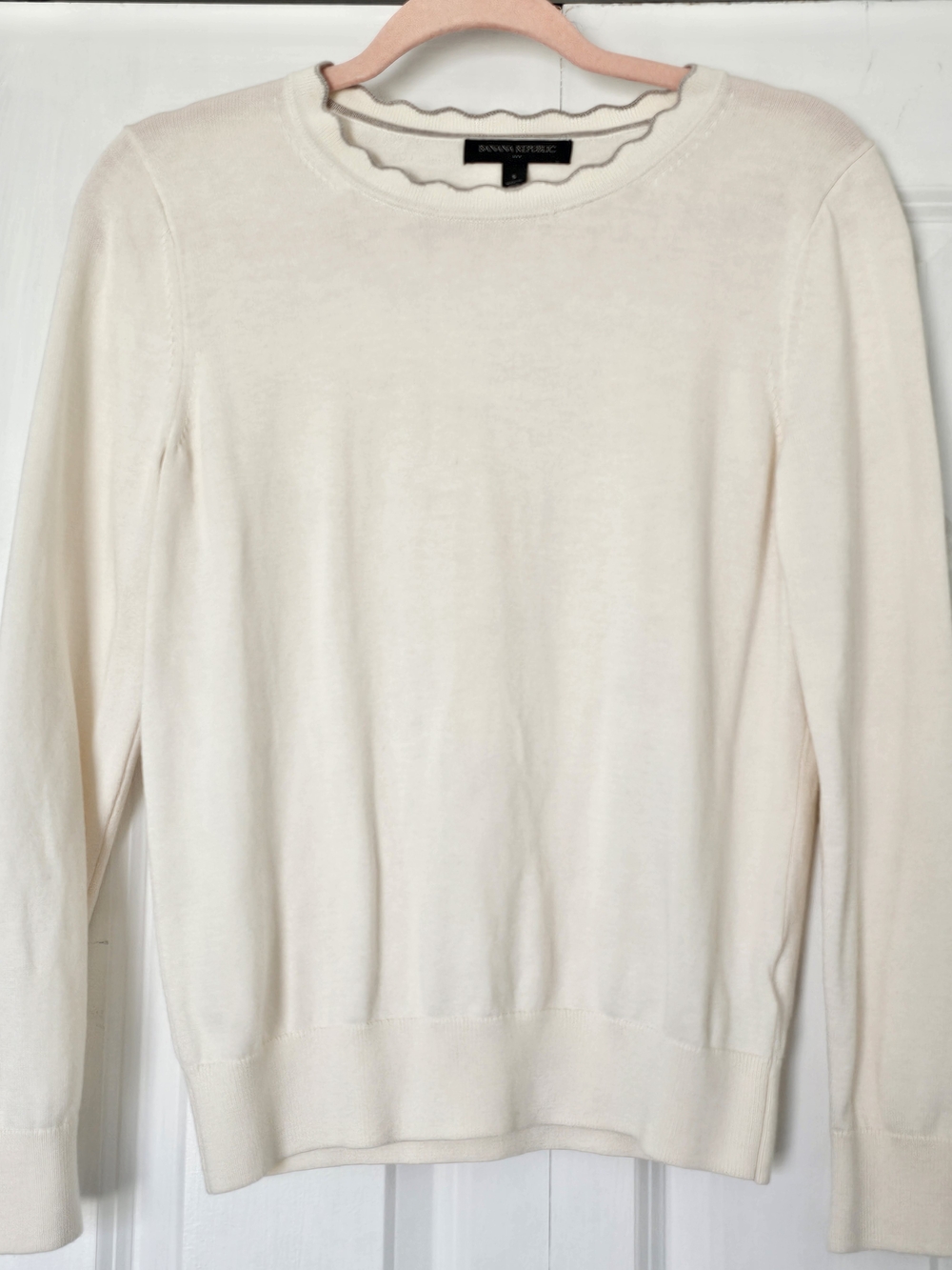 Banana Republic Light Cream Scallop-Edge Crewneck Sweater(S)